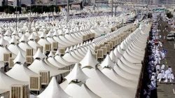 Pilgrims Brave Sweltering Heat in Mina: A Sea of Faithful