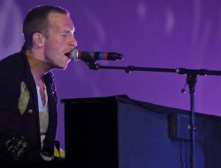 Chris Martin Makes First Public Appearance Since Split With Dakota Johnson Chris Martin Makes First Public Appearance Since Split With Dakota Johnson