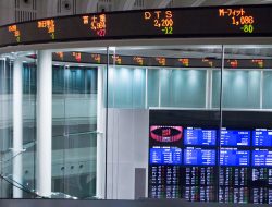 Tokyo Stocks Edge Down as Yen Strengthens Tokyo Stocks Edge Down as Yen Strengthens