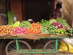 Uganda: Museveni Boosts Kamengo Market Vendors with Shs100,000 Each