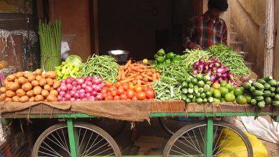 Uganda: Museveni Boosts Kamengo Market Vendors with Shs100,000 Each