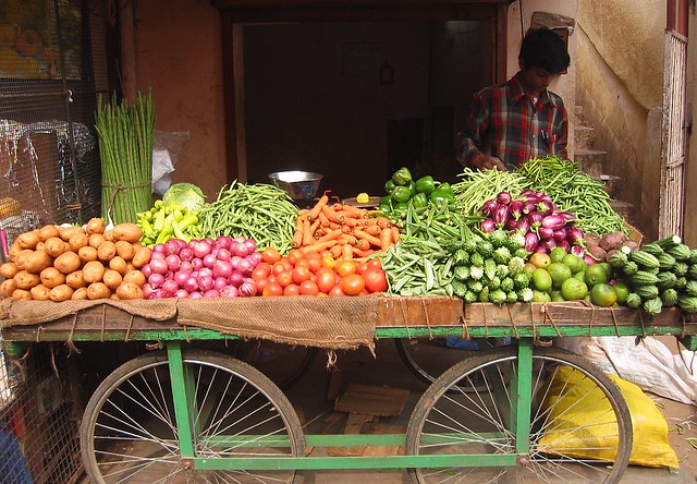 Uganda: Museveni Boosts Kamengo Market Vendors with Shs100,000 Each