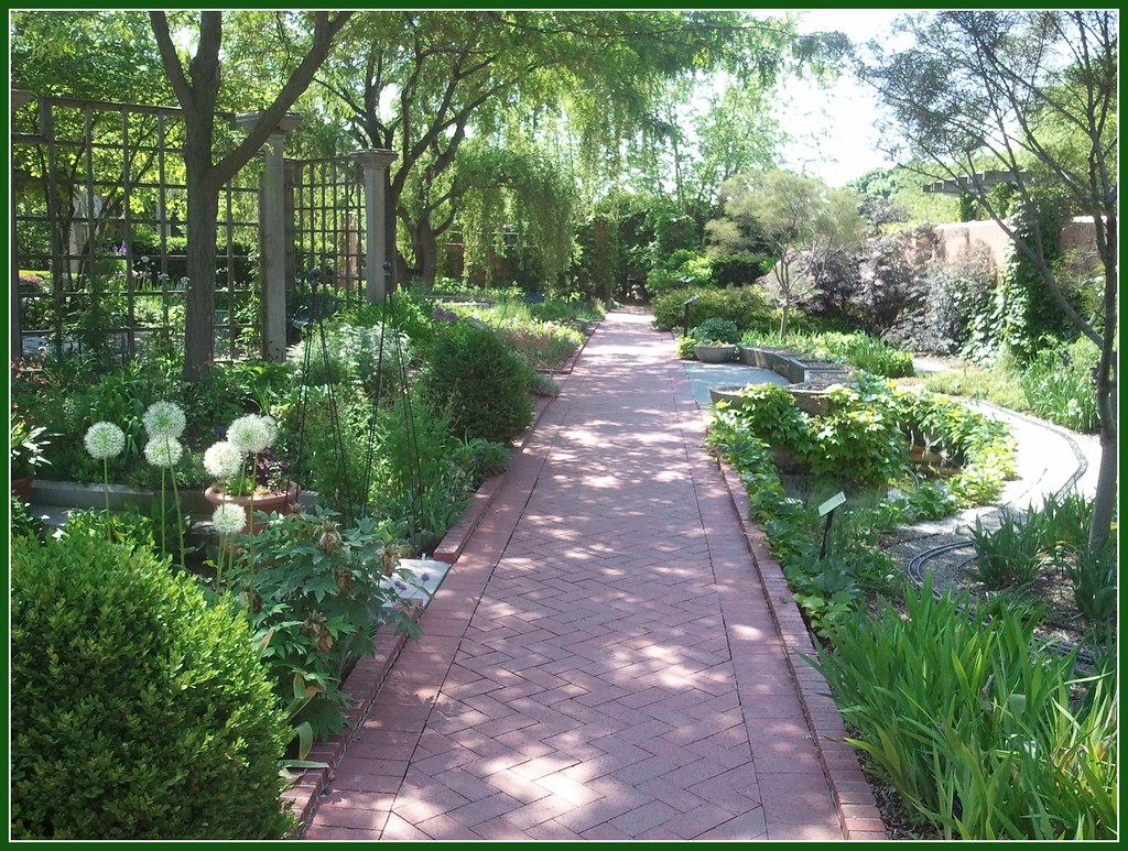 Garden Rivers: International Edition (English)