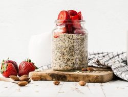Protein-Packed Plant-Based Overnight Oats: Chia, Sunflower, & Pumpkin Seeds with Fresh Strawberries