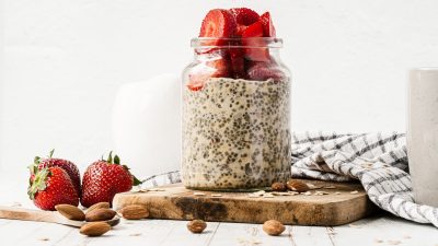 Protein-Packed Plant-Based Overnight Oats: Chia, Sunflower, & Pumpkin Seeds with Fresh Strawberries