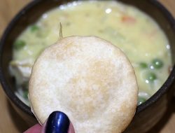 Cozy Slow Cooker Chicken Pot Pie Soup!