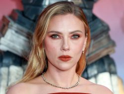 Scarlett Johansson and Jonathan Bailey Spark Red Carpet Romance as Actor Defends PDA Scarlett Johansson and Jonathan Bailey Spark Red Carpet Romance as Actor Defends PDA