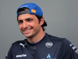 Carlos Sainz’s Girlfriend Shines in Leggy Chic Outfit Carlos Sainz’s Girlfriend Shines in Leggy Chic Outfit