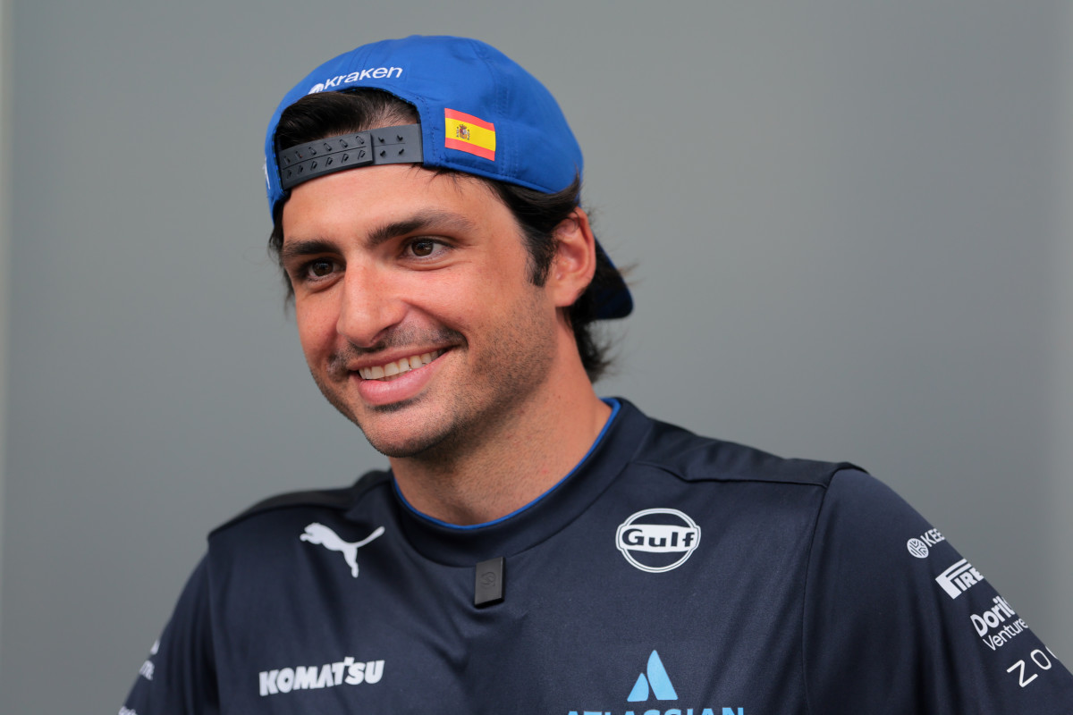 Carlos Sainz’s Girlfriend Shines in Leggy Chic Outfit