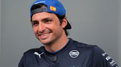 Carlos Sainz’s Girlfriend Shines in Leggy Chic Outfit