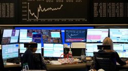 Europe Stocks Climb as Trump Temporarily Reinstates Tariffs