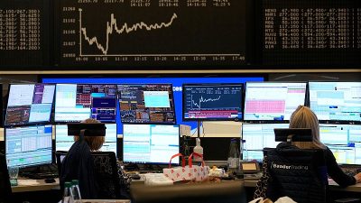 Europe Stocks Climb as Trump Temporarily Reinstates Tariffs