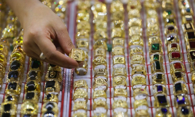 Gold Prices Dip: International Edition