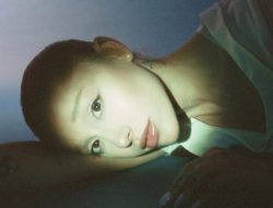 Lirik Lagu Twilight Zone – Ariana Grande: Kekaisaran Eksplorasi Makna