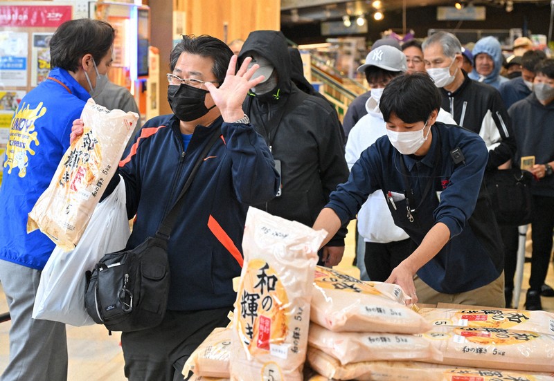 Japan Gov’t Reserve Rice: Long Lines Mark Retail Sales Launch