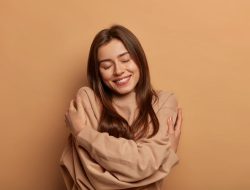 Prediksi Cinta dan Kehidupan Aquarius Juni 2025: Ketemu dengan Diri Sendiri yang Baru