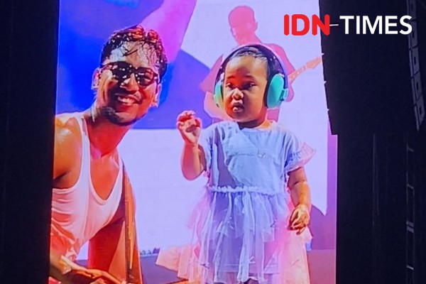 Nina Naik Panggung Konser Feast: Kisah Cinta dan Duka