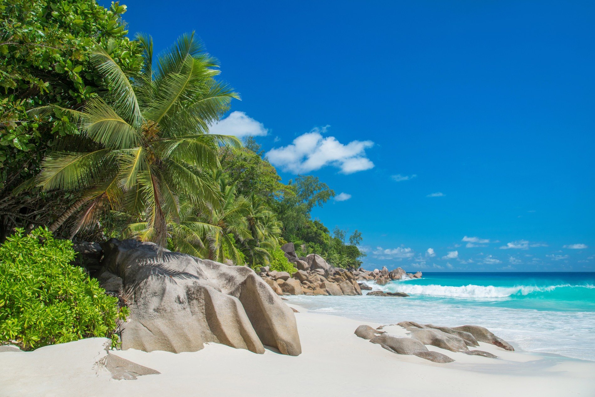 Explore the World’s Most Stunning Beaches: From Bora Bora to Greece – International Edition (English)