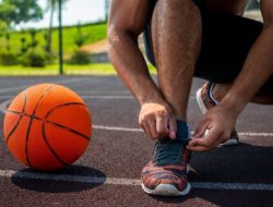 4 Perbedaan Penting Sepatu Basket Indoor dan Outdoor, Wajib Diketahui!