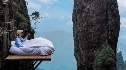 Death-Defying Bed Hang: Perched 1,600 Meters Up a Cliff in China