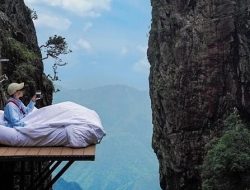 Death-Defying Bed Hang: Perched 1,600 Meters Up a Cliff in China Death-Defying Bed Hang: Perched 1,600 Meters Up a Cliff in China