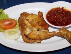 Resep Ayam Penyet Lembut ala Restoran dengan Sambal Pedas yang Memukau Resep Ayam Penyet Lembut ala Restoran dengan Sambal Pedas yang Memukau