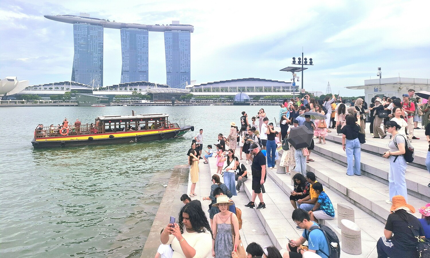 200 Tourists Nabbed for Breaching Singapore’s Customs Rules