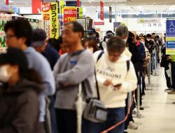 Japanese Shoppers Brave Long Queues for Discount Rice as Prices Skyrocket