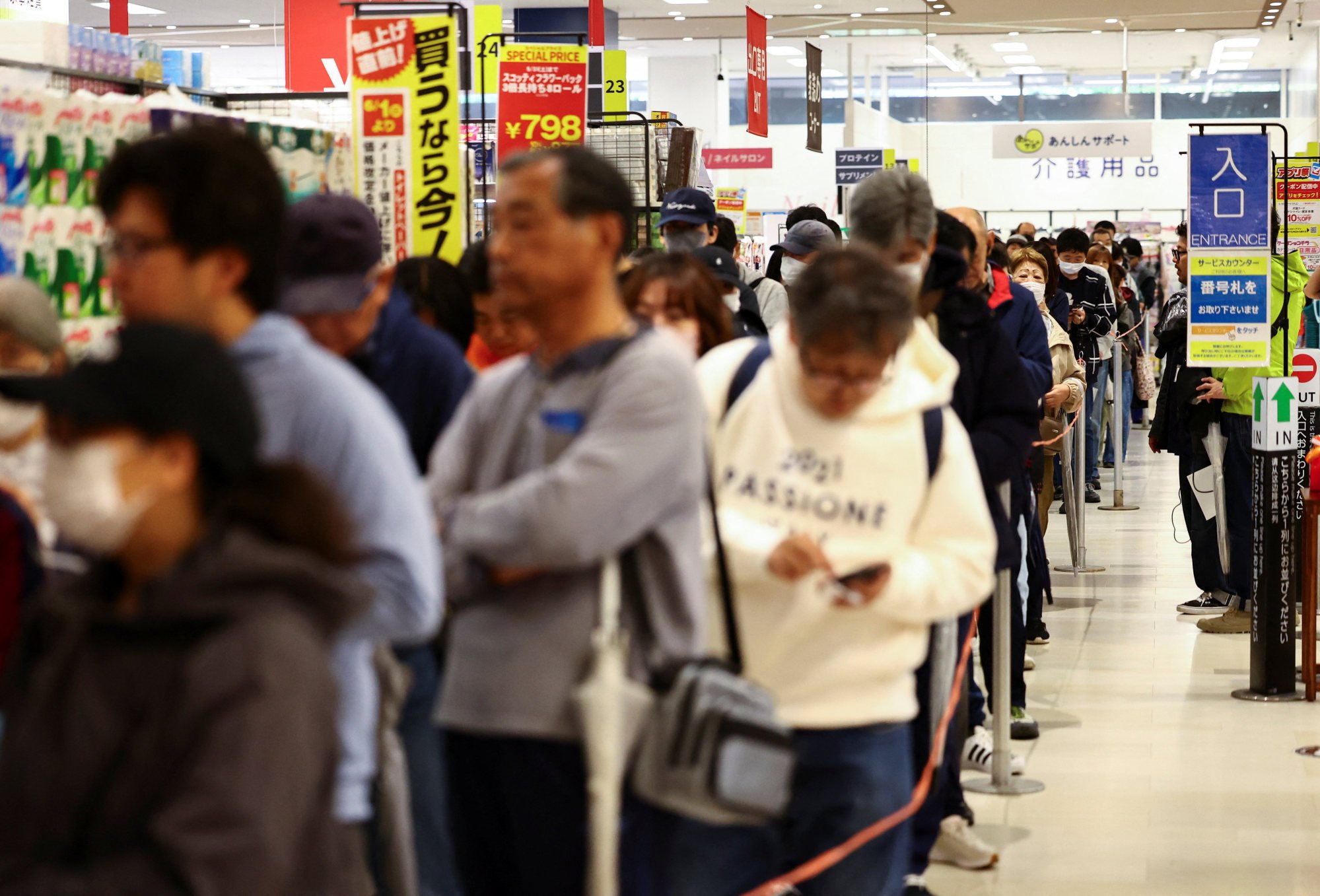 Japanese Shoppers Brave Long Queues for Discount Rice as Prices Skyrocket