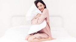 Orang yang Suka Memeluk Bantal Saat Tidur Malam? Inilah 7 Karakteristik Psikologis Mereka Menurut Ahli Psikologi