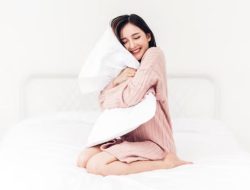 Orang yang Suka Memeluk Bantal Saat Tidur Malam? Inilah 7 Karakteristik Psikologis Mereka Menurut Ahli Psikologi Orang yang Suka Memeluk Bantal Saat Tidur Malam? Inilah 7 Karakteristik Psikologis Mereka Menurut Ahli Psikologi