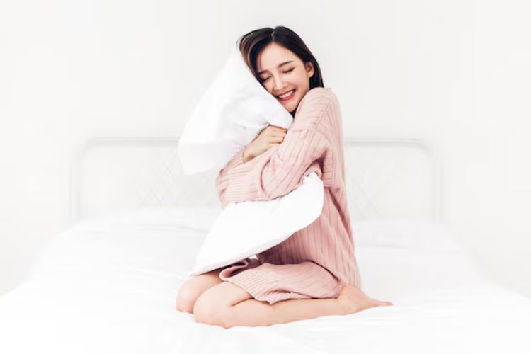 Orang yang Suka Memeluk Bantal Saat Tidur Malam? Inilah 7 Karakteristik Psikologis Mereka Menurut Ahli Psikologi