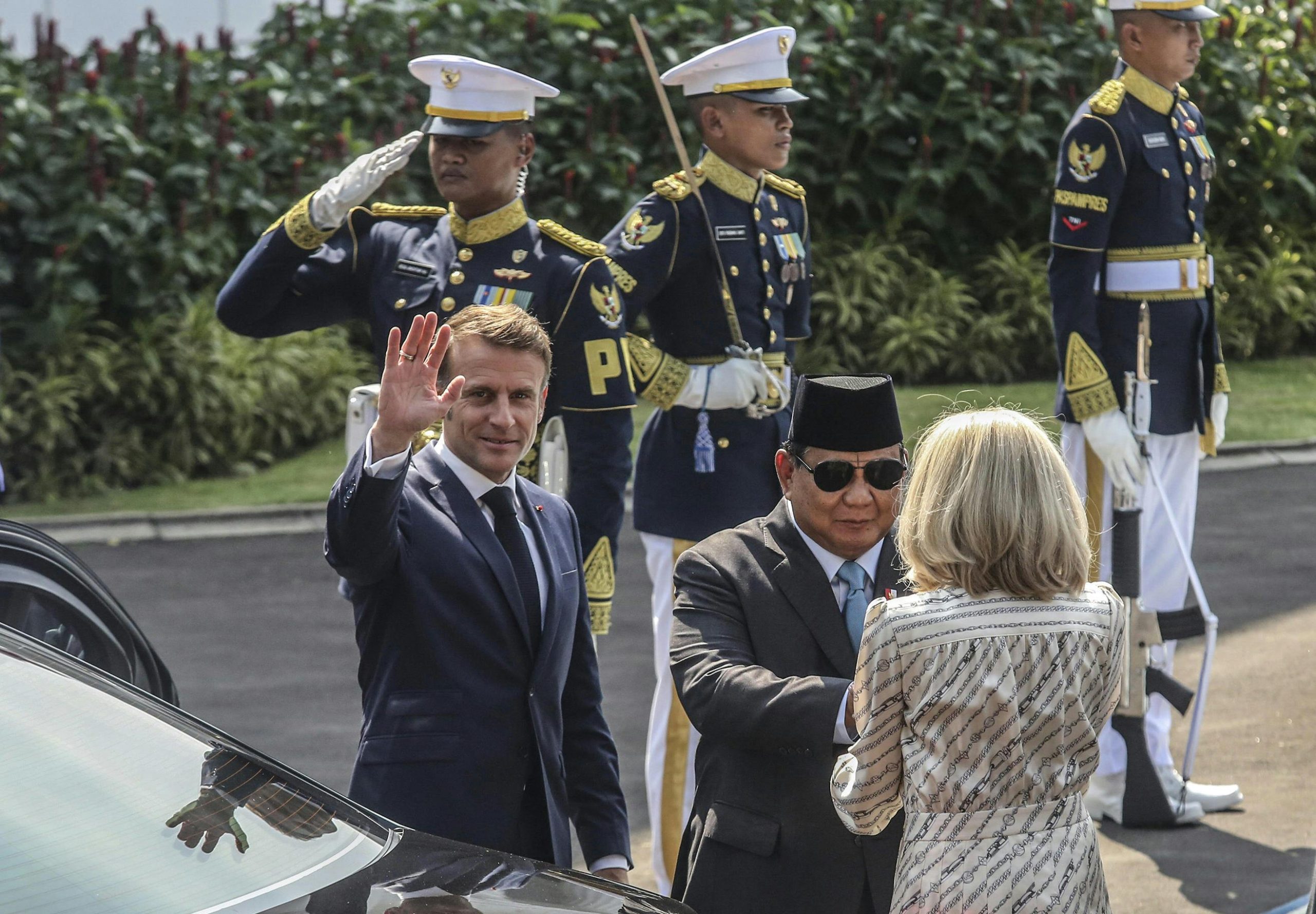 French President Slapped by Wife? Russia Is Having a Field Day