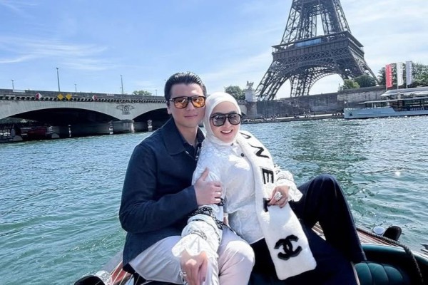 7 Gambar Romantis Terbaru Syahrini dan Reino Barack di Paris