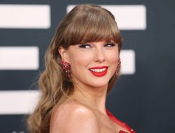 Taylor Swift Celebrates Girls’ Night with Selena Gomez, Sweetly Praises Travis Kelce Taylor Swift Celebrates Girls’ Night with Selena Gomez, Sweetly Praises Travis Kelce