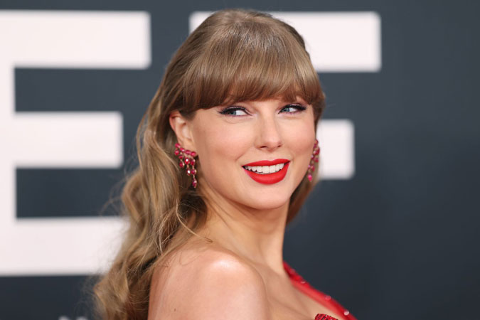Taylor Swift Celebrates Girls’ Night with Selena Gomez, Sweetly Praises Travis Kelce