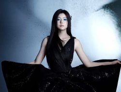 Michelle Chen Steals the Show on Trendmo’s International Cover in Vietnamese Designer Dress Michelle Chen Steals the Show on Trendmo’s International Cover in Vietnamese Designer Dress