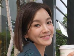 South Korean Beauty Queen Turns Taxi Driver to Support Daughter After Husband’s Betrayal South Korean Beauty Queen Turns Taxi Driver to Support Daughter After Husband’s Betrayal