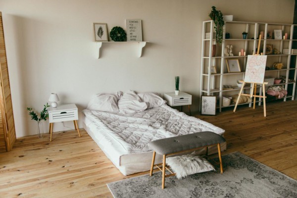 4 Kelebihan dan Kelemahan Tanpa Menggunakan Ranjang di Kamar Tidur