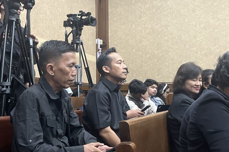 Politikus PDIP Kunjungi Hasto Kristiyanto, Denny Cagur Ikut Bergabung