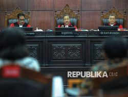 MK Lanjutkan Sidang Lima Gugatan UU TNI ke Tahap Pleno Ekstraordinary MK Lanjutkan Sidang Lima Gugatan UU TNI ke Tahap Pleno Ekstraordinary