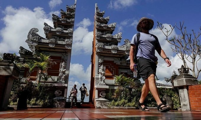 Southeast Asia’s Biggest Economy Cranks Up Visa Extension Rules