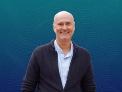 Curious Midlife: Transforming the Next Chapter Into Your Most Fulfilling Years Curious Midlife: Transforming the Next Chapter Into Your Most Fulfilling Years
