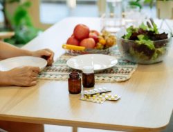 7 Obat yang Wajib Dikonsumsi dengan Makanan: Ini Alasannya
