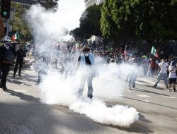 L.A. Police Use Tear Gas and Rubber Bullets to Disperse Protesters Downtown L.A. Police Use Tear Gas and Rubber Bullets to Disperse Protesters Downtown