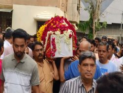 Final Rites Held for AI-171 Plane Crash Victim Kalpana Prajapati in Vadodara Final Rites Held for AI-171 Plane Crash Victim Kalpana Prajapati in Vadodara
