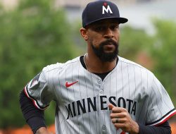 Byron Buxton Leaves Twins-Astros Game with Apparent Injury Byron Buxton Leaves Twins-Astros Game with Apparent Injury