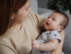 Kapan Bayi Mulai Mengenal Dunia Sekitarnya? Ini Penting untuk Bunda Tahu