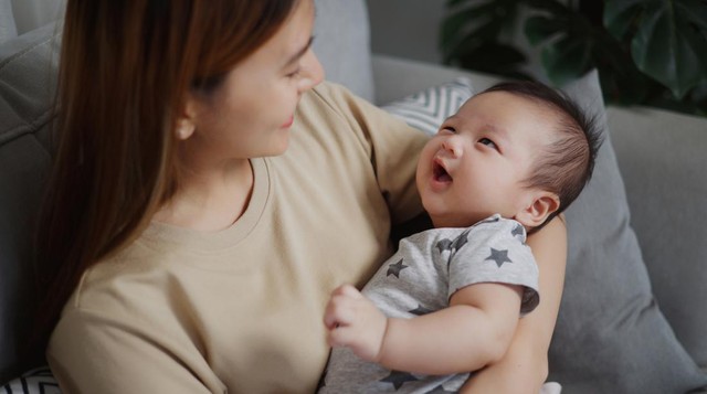 Kapan Bayi Mulai Mengenal Dunia Sekitarnya? Ini Penting untuk Bunda Tahu