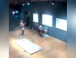 Pengunjung Hancurkan Kursi Kristal Van Gogh di Museum Italia Pengunjung Hancurkan Kursi Kristal Van Gogh di Museum Italia